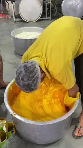 Dekhiye kaise banta hai mango shrikhand factory mein – taste bhi king, hygiene bhi! 😍🏭 #Foodie #foodbloggers #trending #dessertlovers #mangomagic 