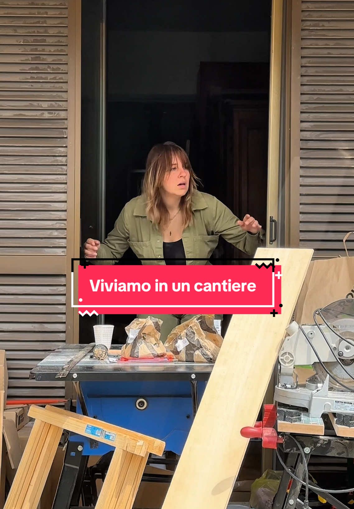 Viviamo in un cantiere 😅✨ #camperizzareunvan #camperizzarefurgone #faidate #viaggiatori #coppiainviaggio #cambiovita 