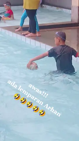 maksudnya niru lemparan Arhan, tp endingnya 😂😂