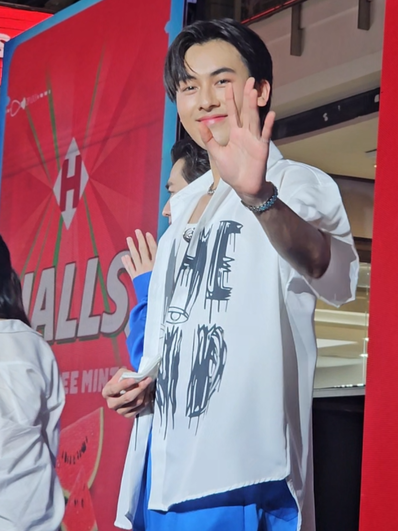 ไม่รู้จะเอ็นดูใครก่อนดี ระหว่างยูสเส้อตัวจิ๋วกับพี่กร แม่นับหนึ่งสองซั่มให้เรียกพี่กร แม่บอกว่าน้องชอบมากดูพี่กรทุกวัน😅🤏 พอพี่กรลงเวทีน้องร้องไห้เยย5555555 พี่กรต้องกลับบ้านเหมือนกันน้า🩷🤏 #HallsMintsxPROXIE #PROXIEGorn #PROXIEth