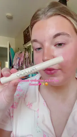 Glowiest eyeshadow stick everrrrr✨😍 @Palladio Beauty #palladio #beauty #eyeshadowstick #shimmer #makeup #products #glowy #glow #glowymakeup #fyp #foryou 