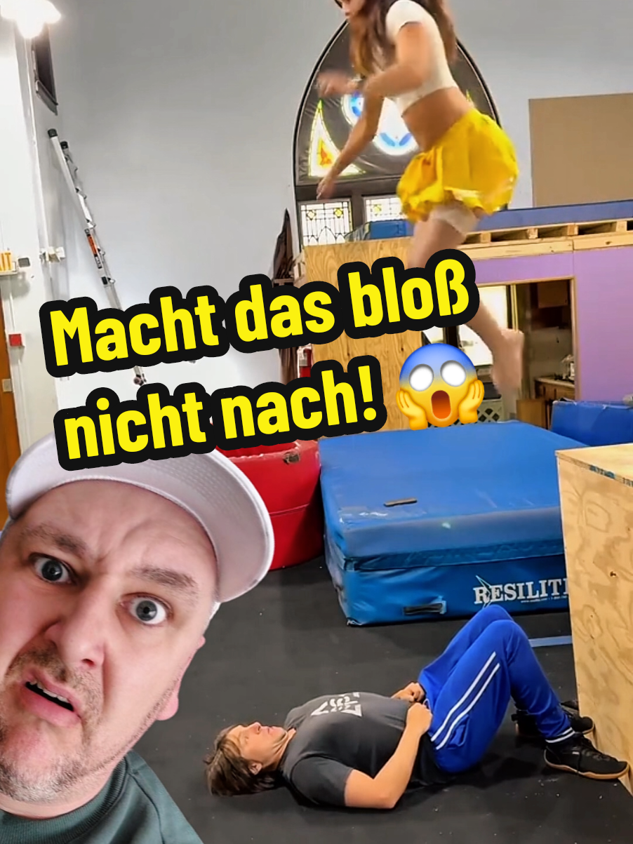 Es gibt Sachen die sollte man lieber nicht nachmachen! So wie diese, ich nenne sie mal Alien-Challange! Aber hört selbst. #datschenmän #challange #challangetiktok #alien #comedie #Satire #couple #couplegoals #paare #männer #Frauen #Fitness #lustig #storytime #truestory 