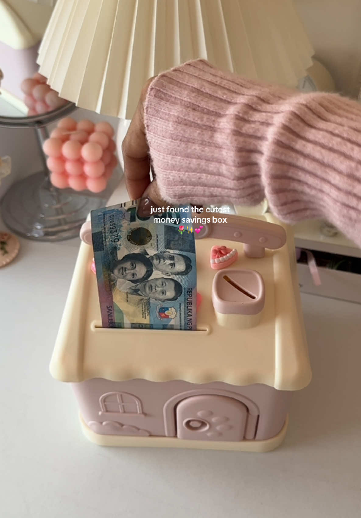 the cutest money savings box !! gaganahan ka talaga mag ipon dito 🏠💰🥰 #moneybox #savingsbox #moneysavingsbox #coinstorage #alkansya #iponchallenge #housemoneybox #moneysavings #piggybank #fyp