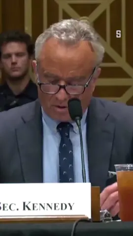 Ben Cohen, der Gründer und einer der Namensgeber der beliebten Eissorte Ben & Jerry's, wurde gestern im US-Kapitol festgenommen. Bei einer Senatsanhörung vom US-Gesundheitsminister protestierte er mit anderen gegen die Trump-Regierung. Cohen positioniert sich und seine Eismarke oft politisch und teilte sogar ein Video der Aktion. #USA #Trump