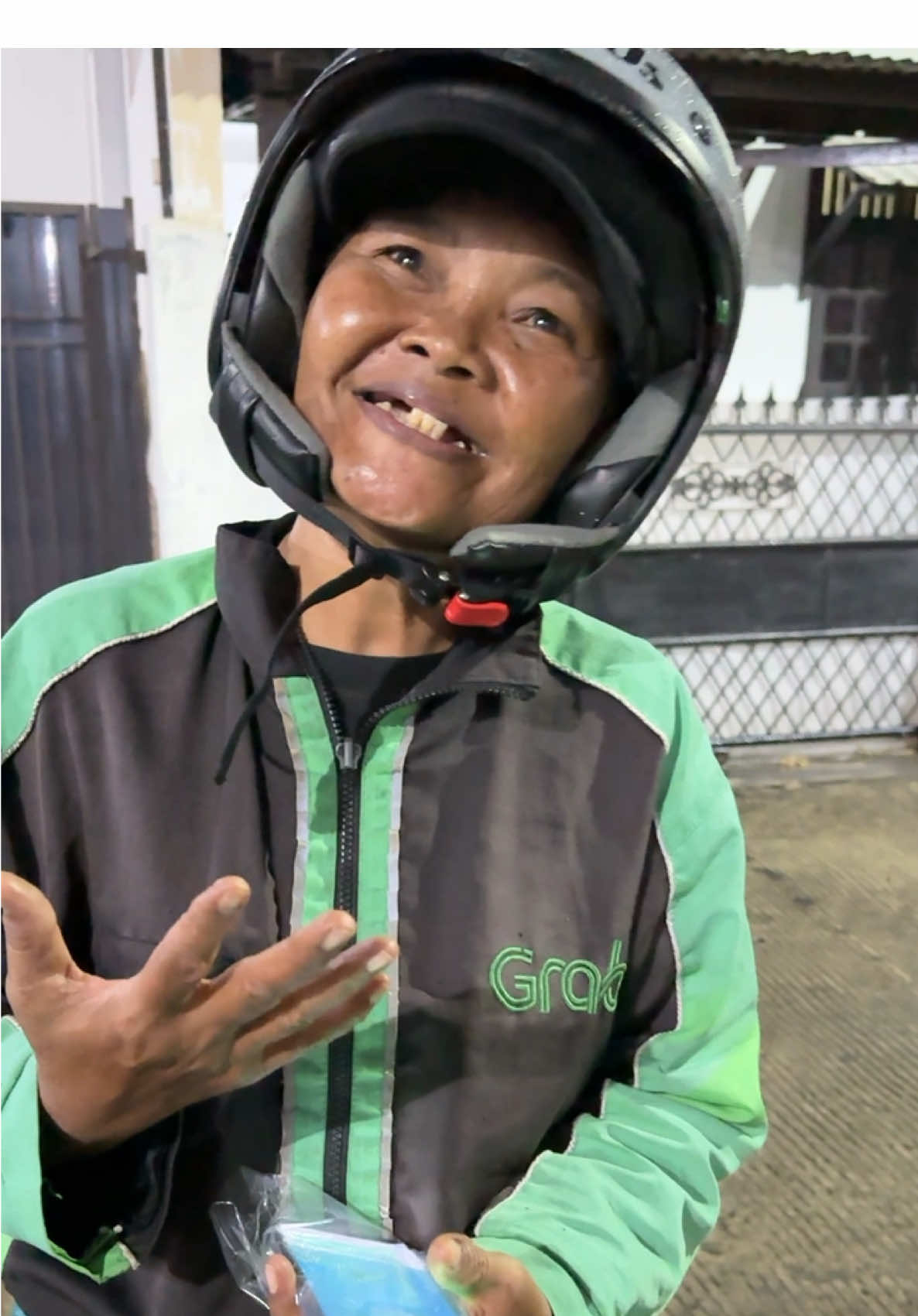 Malam2 kami order Kunci Gembok, dan ternyata yg anter Ibu2, yg cukup berumur. tidak ada alasan lain, Cuma kagum dengan kerja keras ibu ini, Sudah jam setengah 11 Malam masih ngeGrab, Sukses dan rejeki lancar bu.