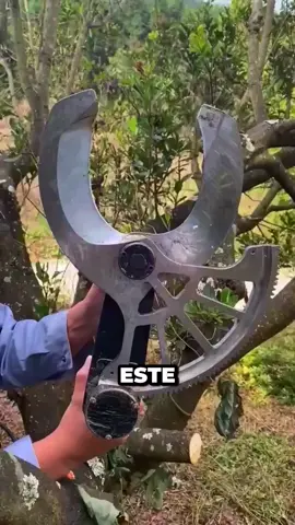Este ingenioso chino construyó la tijera más fuerte del mundo. Se llama podadora hidráulica de árboles y está diseñada para cortar ramas gruesas sin esfuerzo. Con sus mandíbulas de metal y presión hidráulica, atraviesa la madera en segundos. Yeah. #Hashtags  #InventosChinos #HerramientasPro #PodadoraHidráulica #CortePerfecto #IngenieríaIncreíble #ViralTech #YeahMoment #datoraro  Disclaimer:This information is taken from the internet which may or may not be true we do not want to spread any fake news. The content provided by this channel is meant for EDUCATIONAL PURPOSE only. Copyright Disclaimer:- Under section 107 of copyright Act 1976, allowance is made for FAIR USE for purpose such a criticism, comment, news reporting, teaching, scholarship and research. Fair use is as permitted by copyright statues that might otherwise be infringing. Non-profit, educational or personal use tips the balance in favor of FAIR USE.