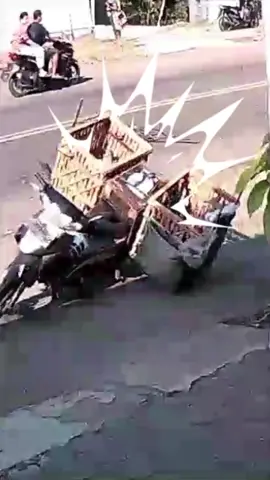 Terjadi aksi diduga tabrak lari yang terekam cctv di jalan raya sumpiuh banyumas jawa tengah, korban adalah seorang pedagang sayuran dan ajaibnya motor bisa auto parkir 😱😂, 