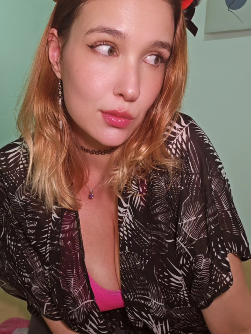 I'm just lookin'ere. #fyp #foru #sarothica #silly #funny #redhead  Here are 5 more short and fun facts about hazel eyes: 1. ✨ Hazel eyes often look like they’re changing color—from green to gold to brown. 2. 🔥 They’re sometimes called “sunburst eyes” because of their golden ring effect. 3. 🌟 Hazel-eyed people are thought to be spontaneous and adventurous (blame the mystique). 4. 🧬 Hazel eyes are one of the most genetically complex eye colors. 5. 📸 Hazel eyes often pop on camera, especially in natural light or warm tones.
