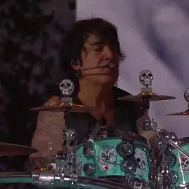 Me vale  (Maná) No me importa lo que piensa la gente de mí Que si traigo el pelo de alguna manera Porque me gusta traerlo así ¿Que por qué escucho ese tipo de música? Si es la que me gusta Oír Critican todo lo que ven en mí Inventan chismes que no son ciertos ¿Con quién hablo?, ¿con quién salgo?, ¿con quién ando? ¿Qué te importa, es mi vida? Si yo no le hago daño a nadie ¿Quién eres tú para decirme cómo vivir? ¿Quién eres tú? Me vale lo que piensen, hablen de mí Es mi vida y yo soy así, ¡simón! Me vale lo que piensen, hablen de mí Es mi vida y yo soy así #mevale #mana #rock #poprock 