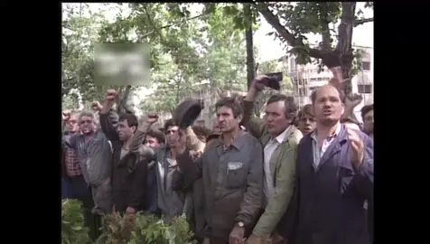 Aceeași mizerie. “Salvatorii” măciucași din ‘90, întărâtați de propaganda comunistă filo-sovietică (M. Dinescu, CTP & Co.) au urmași.  Noii “salvatori” sunt isterizați în 2025 tot de vechii bolșevici, ajutați însă de progeniturile lor neo-marxiste (tip Pipidi, Tăpălagă și alți demonizați).  Aceleași înșelătorii ordinare. #marianmunteanu #alegeri #romania 