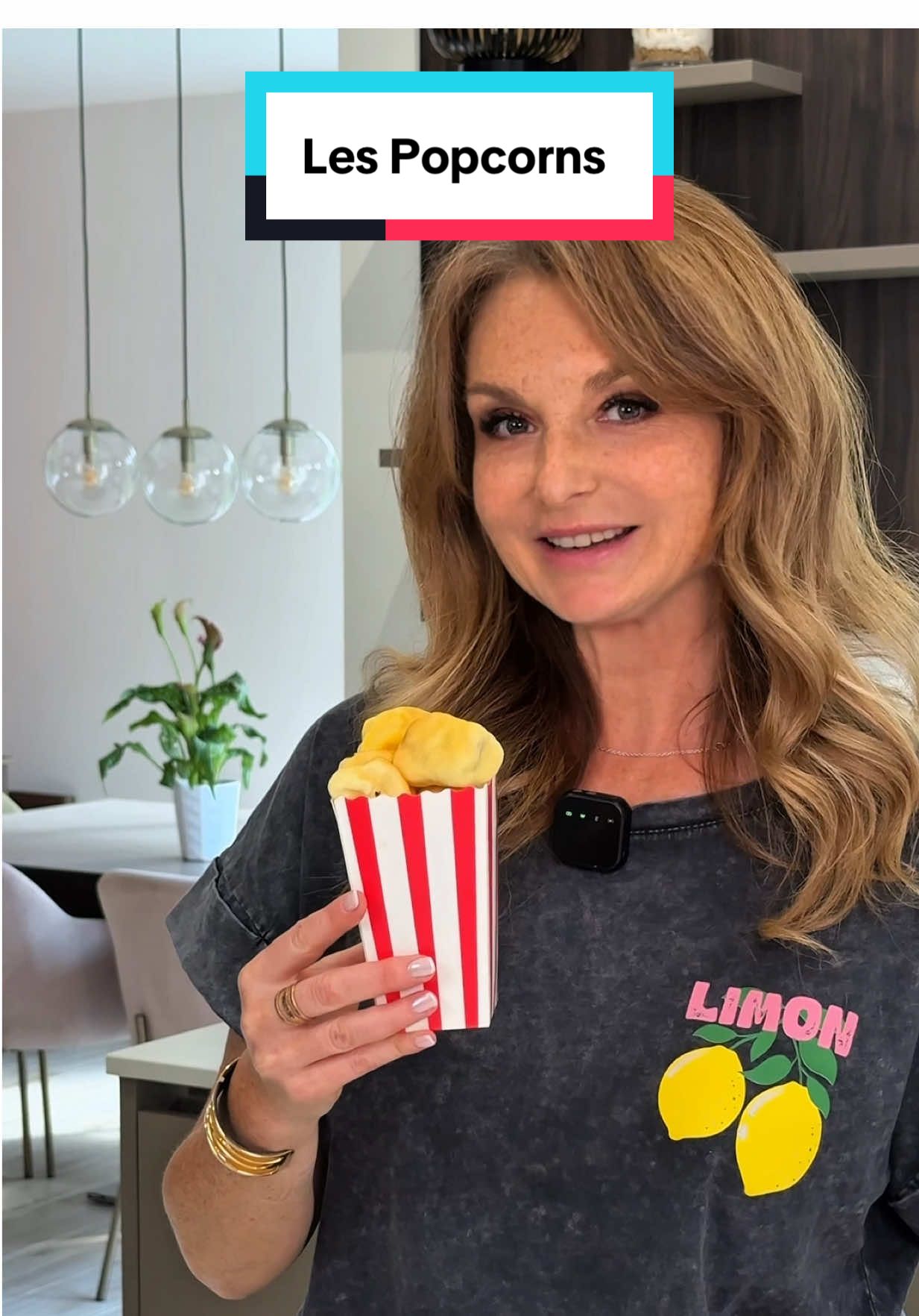 En ce moment, c'est la grande tendance des trompe-l'œil et c'est encore et toujours la grande tendance de Cédric Grolet (e Ça fait un petit moment que je vois passer ses Popcorns sur les réseaux . Je trouve l'idée géniale et j'avais trop envie de goûter. Donc au lieu de me faire 1h30 de transports pour aller à Paris les acheter dans sa boutique, je me suis dit que ça me coûterait en plus beaucoup moins cher d'essayer de les faire moi-même Et franchement c'était une vraie réussite, j'ai trouvé ça délicieux. Pour le visuel la prochaine fois j'essaierai de les faire un peu moins allongés pour leur donner une forme encore plus réaliste. Mais honnêtement ça valait le coup. Ce n'est pas très compliqué, il faut juste prendre son temps et bien réaliser les préparations les unes après les autres. #trompeloeil #popcorn #cedricgrolet #caramel #patisserie #faitmaison #dessert #fyp 