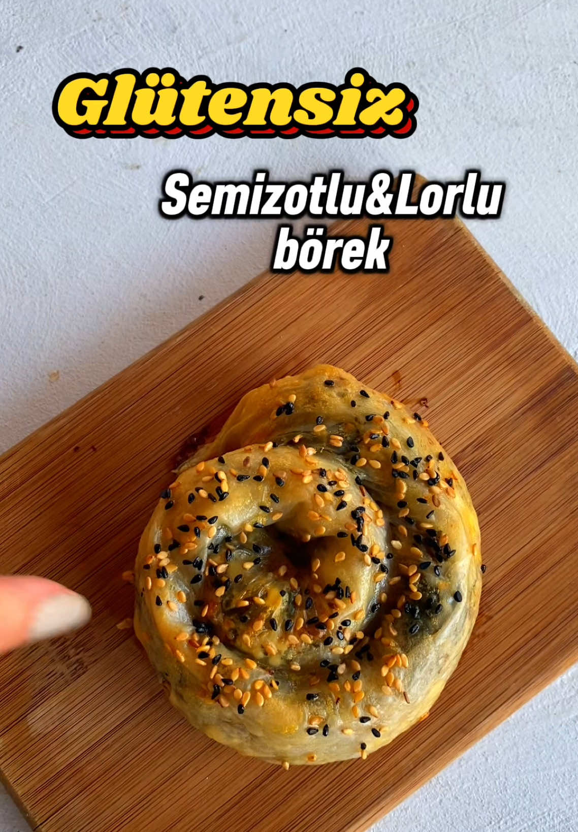 Yufkayı aratmayan lezzeti, düşük kalorisi ve temiz içeriği ile pirinç yufkaları çok güzel bir glutensiz alternatif oluyor. İç harcı ise bana göre inanılmaz lezzetli oldu. Gluten tüket(e)miyorsanız bu böreği kesinlikle denemenizi isterim😋👌🏻 📝Neler koydum? 3 adet pirinç yufkası  1 /3 bağ semizotu  3 yemek kaşığı lor peyniri  2-3 adet ceviz  1 dal taze soğan  1 yumurtanın sarısı  1 tatlı kaşığı zeytinyagı  Baharatlar: tuz, toz kırmızıbiber, pulbiber  Üzeri için: Susam, çörek otu  👩🏻‍🍳Nasıl yaptım?  Taze soğan,semiz otları ve cevizleri küçük şekilde doğradım. Lor peyniri ve baharatlarla birlikte bir kasede karıştırdım. Pirinç yufkalarını paketteki talimata göre hazırlayıp videodaki şekilde dizdim. İç harcını koyup sararak şekil verdim. Üzerine yumurta sarısı ve zeytinyağlı karışımı sürüp susam ve çörek otu ile süsledim. 180° fırında üzeri kızarana kadar pişirdim. Dilerseniz yoğurtla servis edebilirsiniz. Deneyecek olanlara şimdiden afiyet olsun😋 . #glutensizbeslenme #diyetteyiz #diyet #fittarifler 