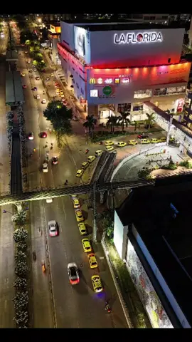 . 🚨 22 taxis mal parqueados. Ningún alférez. Cero control. Esto es Floridablanca, frente al C.C. Cañaveral. Una vía colapsada… no por tráfico, sino por la costumbre del desorden. 🟡 Los taxis se toman la calle como si fuera parqueadero privado. 👮‍♂️ ¿Y la autoridad? Bien, gracias. 📣 No es contra los taxistas. Es contra el abuso y la impunidad. 💥 Si estás mamado del desorden, comparte esto. Porque callar es permitir. #Floridablanca #Cañaveral #Taxis #Movilidad #DesordenUrbano #AutoridadAusente #EspacioPúblico #CiudadaníaActiva