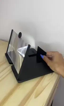 Ampliador De Pantalla 3d Tipo Lupa Para Celular Soporte Cine $3.699 Características del producto * Pantalla de alta definición: la pantalla de espejo Fresnel adopta la tecnología óptica de zoom de alta definición, que puede ampliar la alta definición de 3 a 4 veces. La pantalla de plexiglás hace que el efecto de visualización sea más claro y más estéreo, evitando eficazmente la radiación generada por los teléfonos móviles. * Diseño deslizante: estira el botón redondo de silicona y luego aparece la pantalla. Este modo de pantalla deslizante ayuda a proteger la pantalla, es más adecuado para el transporte, es muy adecuado para los niños para ver dibujos animados, y es fácil de usar, también puede proteger los ojos de los niños y evitar la radiación de los bebés * Funcionamiento sencillo: el amplificador de pantalla duplica el tamaño de la pantalla, por lo que puedes hacer pleno uso de películas y vídeos en tu smartphone HD. Añade un teclado Bluetooth y úsalo para reproducir vídeo de alta definición sin pilas, y el tamaño portátil también es muy adecuado para llevar. Se puede utilizar en casa, sobre la marcha y en el camino al trabajo. * Materiales de alta calidad: plástico ABS y espejo Fresnel, duradero y de mayor definición. Eleva el ángulo de visión ajustable del marco. La almohadilla de silicona antideslizante protege y estabiliza el teléfono, evitando la fatiga y la radiación, incluso si ves películas durante todo el día Excelente compatibilidad: la lupa de teléfono móvil para todos los smartphones, ya sea para iPhone o teléfonos Android, la pantalla del proyector de la lupa se puede utilizar con su dispositivo. El placer visual 3D puede evitar la fatiga visual. Medidas. Cerrado Ancho: 21cm Largo: 13,5cm PANTALLA 19 cm Ancho 11,5 cm Alto