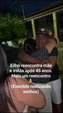 45 anos longe. 1 abraço para curar tudo.