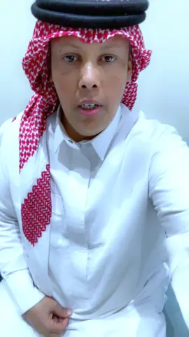 جالس في مقهى مع اصدقائي   