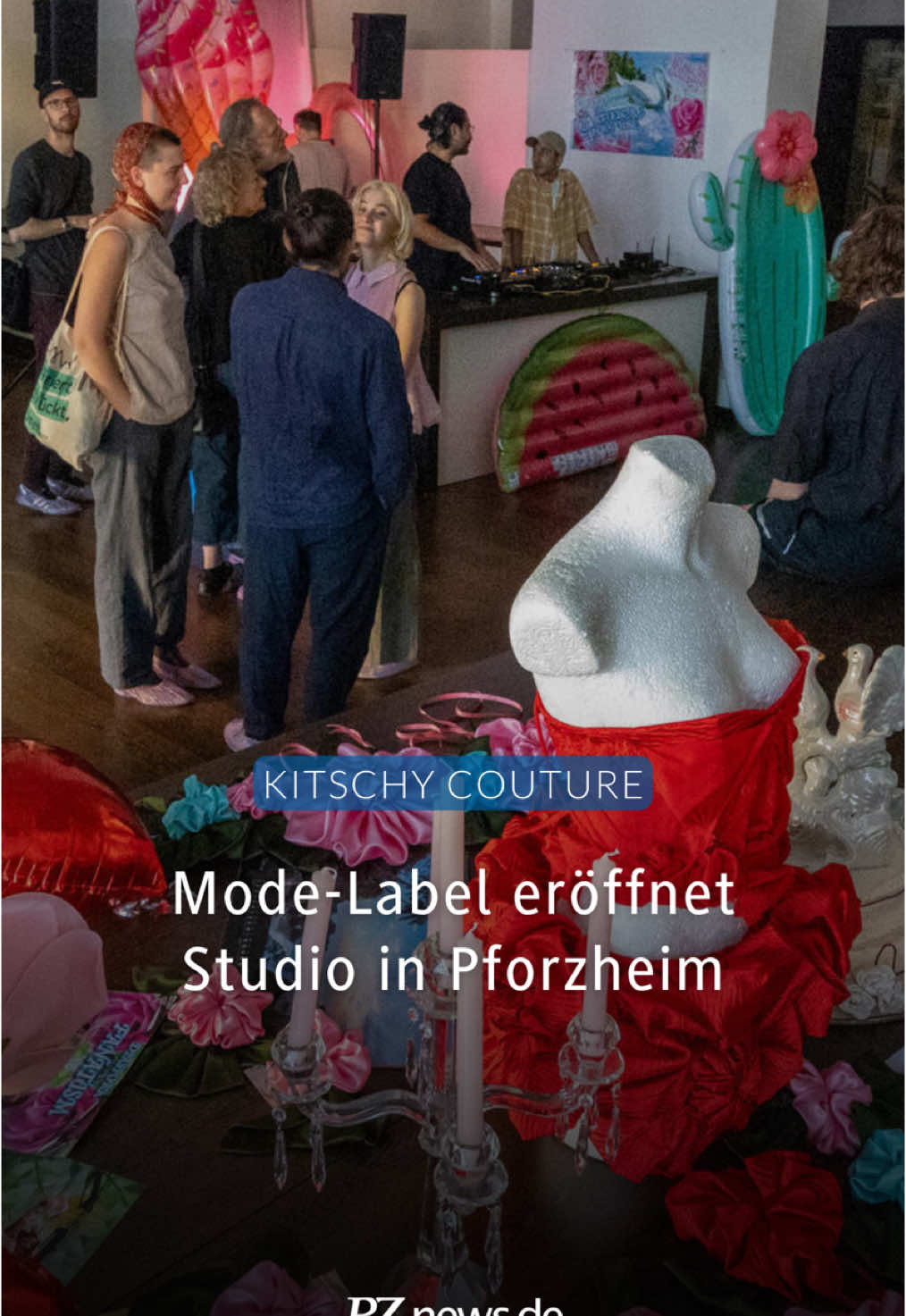 👗 Im Rowi-Quartier tut sich wieder was: Das international bekannte Pforzheimer Label „Kitschy Couture“ von Gründerin Abarna Kugathasan eröffnete am Mittwoch feierlich sein Atelier in der Bleichstraße 64. Das Modelabel war bereits zweimal auf der Berliner Fashion Week. Auch Harper’s Bazaar berichtete und Vogue India veröffentlichte Fashion-Fotos, die Kugathasan 2022 spaßeshalber auf einen Instagram-Aufruf hin an das Magazin geschickt hatte.