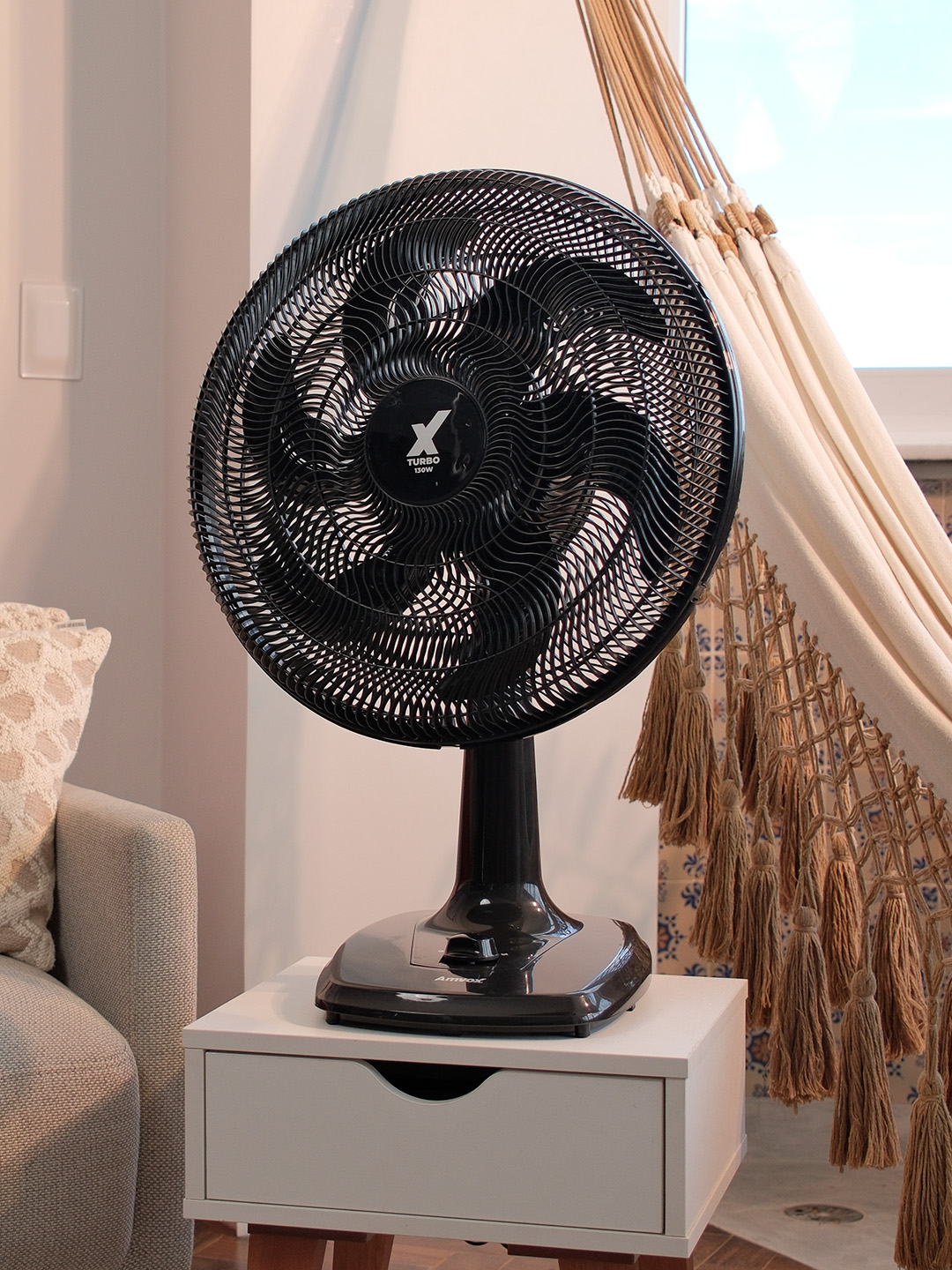 O Ventilador Amvox AMV 4126 Turbo Black conta com 130W, 3 velocidades, modo turbo e pés antiderrapantes. Ideal para quem busca um rotina mais refrescante e design moderno. 😌✨