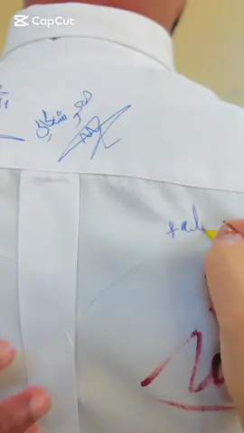 ختمنا آخر يوم من مرحلتنا الدراسيه بالتوقيع عل قميص للذكرى 💔💔#كليه الادارة واقتصاد 
