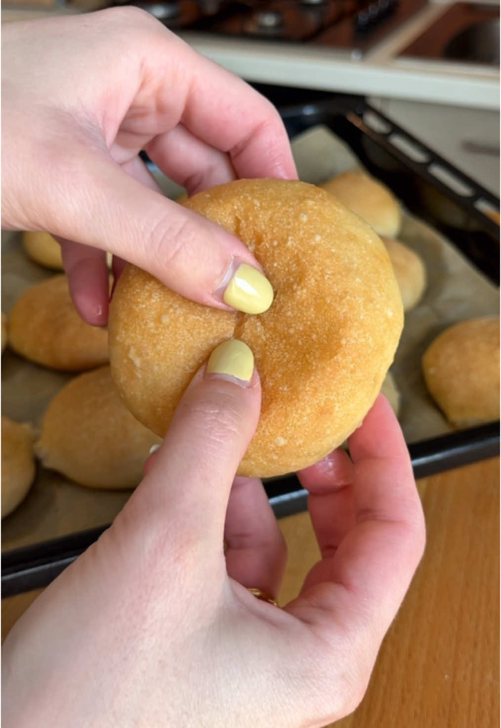PANINETTI ALL'OLIO SENZA GLUTINE 🍞 💡Tempo di lievitazione: 1 ora coperti con pellicola, nel forno con lucina accesa 🔥Cottura: 25 min a 200° in forno statico preriscaldato INGREDIENTI: 300 gr Mix B per pane Schär 320 gr di acqua tiepida 5 gr lievito di birra secco 2 cucchiai di olio extravergine d'oliva 1 cucchiaino raso sale 1 cucchiaino raso di zucchero In ordine: farina zucchero e lievito in ciotola, mescolatina, acqua, mescolatina, aggiungi olio e sale e procedi con fruste elettriche con ganci per 3 minuti. Se avete dubbi sono qua! #senzaglutine #senzaglutineitalia #glutenfree #glutenfreebread #panesenzaglutine #celiachia #panefattoincasa