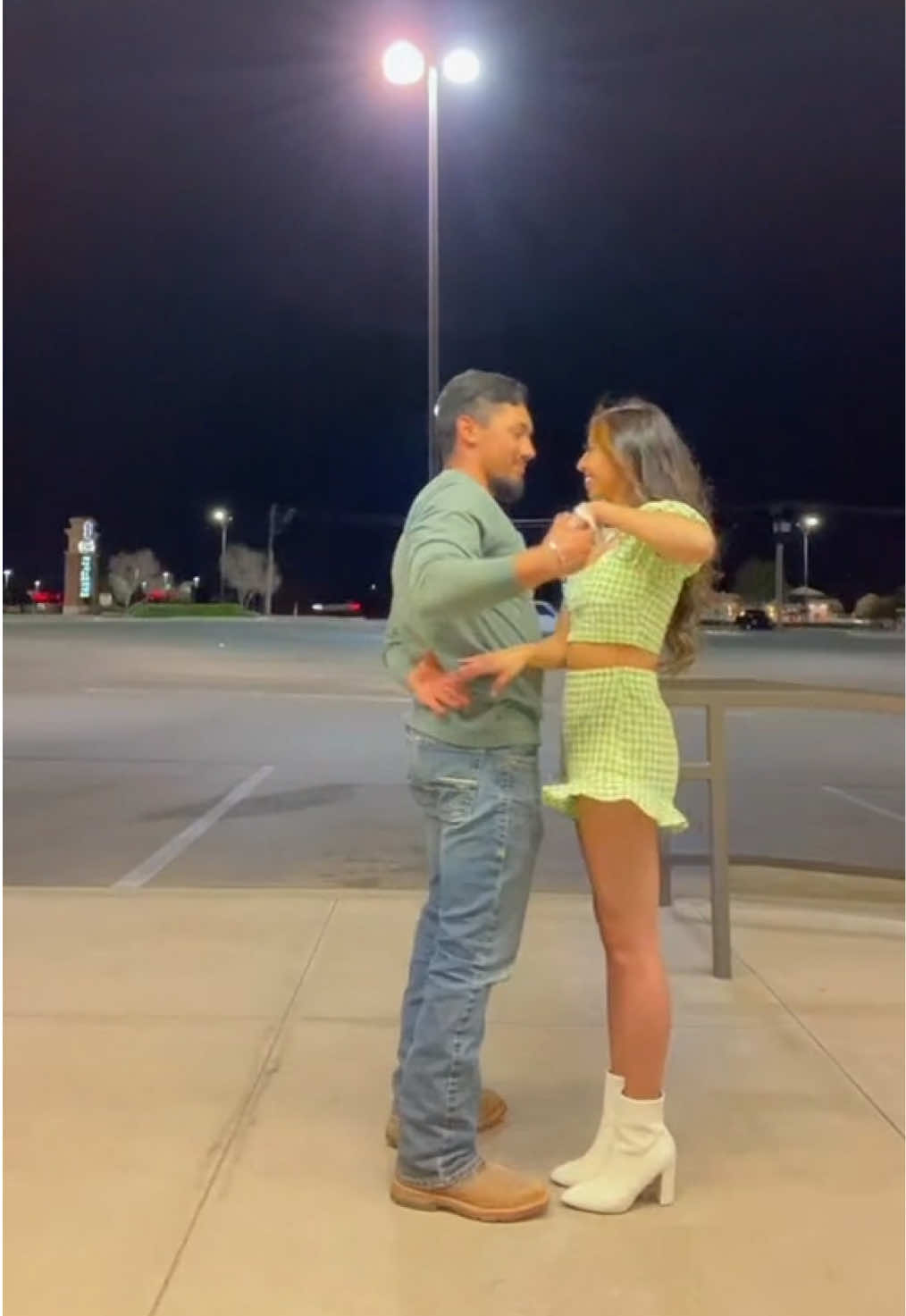 One of our favorite TikTok dances💚 #fyp #foryoupage #couple #dance #partnerdance 