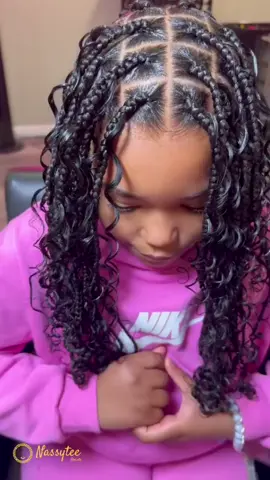 Kids Boho Knotless Braids Soft. Curly. Gentle on the scalp. Perfect for school, special events & everyday cuteness — right here in Douglasville. #kidsbraids #bohoknotless  #nassyteebraids #georgiabraider #hairinspos #protectivestyles #naturalhairkids  #curlyknotless #blackgirlmagic #flawlessbraids 