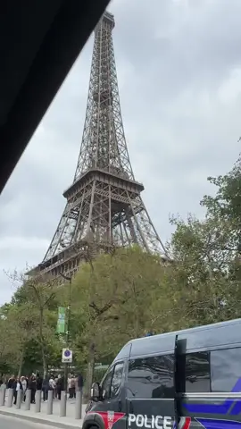 La Tour Eiffel 🇫🇷✨ #toureiffel #eiffeltower #paris #parisjetaime #parisfrance #cityoflove #cityoflights #parislove #paristravel 