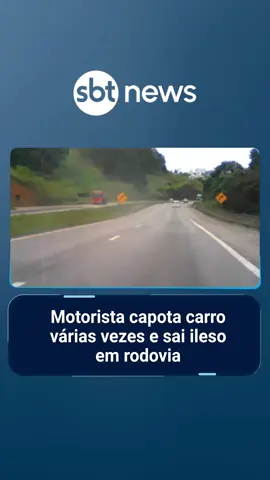 Um motorista capotou o carro várias vezes na Rodovia Dom Pedro I, em Igaratá (SP), após uma ultrapassagem. O acidente foi registrado por uma câmera acoplada em um veículo que trafegava atrás.  O carro bateu no guard rail, cruzou a pista e capotou até parar no acostamento. Milagrosamente, o condutor saiu ileso e recusou atendimento médico. A via não precisou ser interditada, segundo a concessionária da rodovia. Saiba todos os detalhes no Primeiro Impacto.  #sbtnews #notícias #primeiroimpacto #flagra #acidente #rodovia #trânsito #igaratá #saopaulo #flagrante #acidentedetransito #jornalismosbt #tiktoknews #tiktoknotícias #foryoupage #fyp