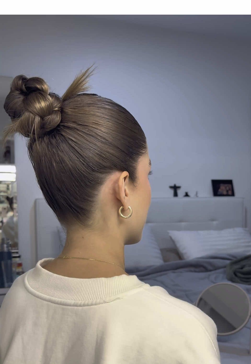 Produtos usados: Nos dias que vou correr, gosto de passar um pré-poo (uso o creme de Tratamento e Pentear da Skala) — funciona tipo um “gel” e já ajuda a deixar os fios bem alinhadinhos. Pra finalizar, só um tiquinho do got2b nos fiozinhos da frente e pronto! Se quiserem, posso mostrar a versão coque de festa 💃🏼💃🏼💃🏼