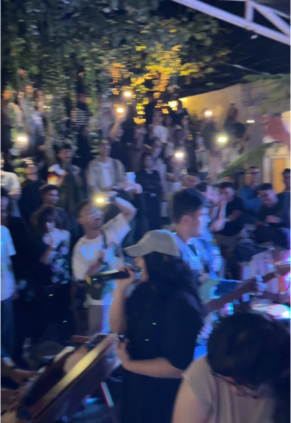 Wowww! Crowd malam iniiiii!!! 😱😱 Terimakasih teman-teman semua yang hadir sudah kondusif dan tetep seru-seruan sampe closing! Untuk yang belum kebagian tiket, pendaftaran dibuka setiap hari Senin ya, silakan cek IG ruangputihbandung. Semoga bisa jumpa setiap hari Kamis! Jazz Jamming setiap hari Kamis.  ⏰19.30-22.30 Ticket: daftar melalui Google Form di IG ruangputihbandung @Ruang Putih Bandung  #ruangputihbandung #jazzjamming #jazz #livemusic #placetogobandung #coffee #diskoria