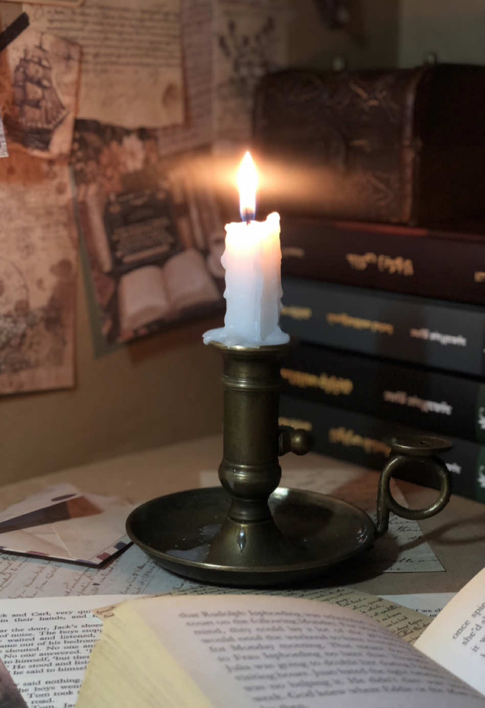 ئەڵێی مۆم و باران و کتێب پێکەوە گرێ دراون🌧️🕯️📖 #کلاسیک #کتێب #مۆم #جوانی #ڤینتج #باران 