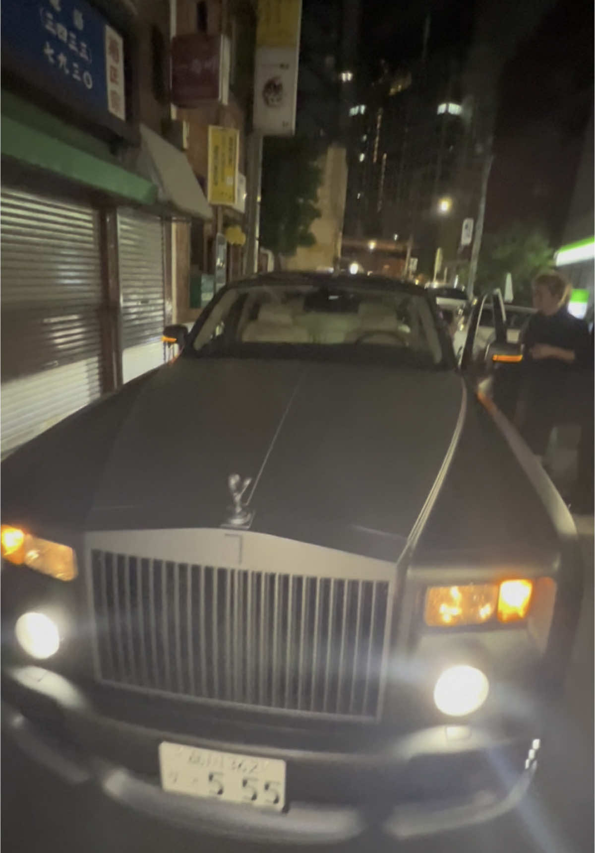 年商３００億円の美容室EARTHの社長を連れて銀座➡️新橋➡️銀座で、俺のロールスロイスで縦横無尽に煌びやかな街を駆け巡ってるのです🥂👑✨ #TOMORO #ロールスロイス #rollsroyce #rollsroycephantom  #銀座 #新橋