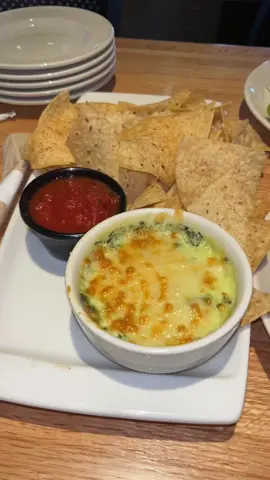 This is your sign to go to Apple bees and order no entrees only appetizers 😍🔥 and 1 adios ok. lol. #happyhour #adios #applebees #applebeeshappyhour #applebeesappetizer 
