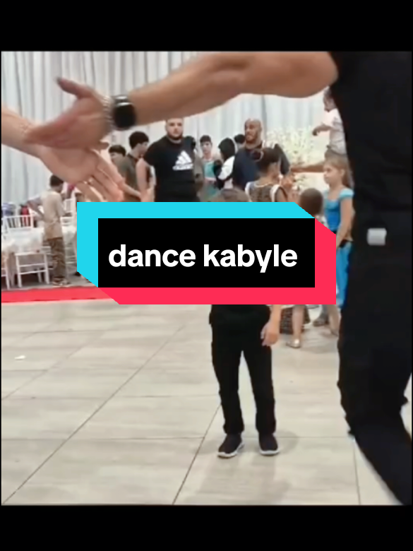 dance kabyle #ambiance_kabyle😍😍😍😍 #chansonkabyle #musickabyle #leskabylesdeparis #kabyle_girl #dancekabyle 
