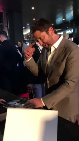 gerard Butler in Riyadh red carpet how you train your dragon 🐉 ❤️✌️ #gerardButler #redcarpet #howyoutrainyourdragon 