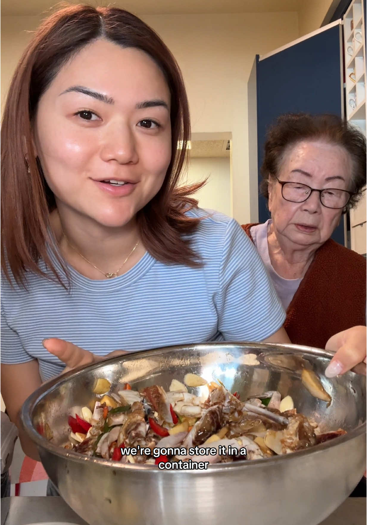 the lil crab leg in her hair was sending me 😂 soy sauce raw marinated crab recipe⤵️ 3 lb frozen blue crab 2.5 cup light soy sauce  2.5 cup water  1/2 cup green pepper  1/2 cup red pepper  1/2 cup apple  1/2 cup ginger  1/2 cup garlic  1/2 cup onion -defrost blue crab in cold water -prep vegetables for marinade  -cook soy sauce and water mixture on high until it boils -let mixture cook down for 1 hour -add mixture to prepped vegetables  -cut legs and crack claws -coat marinade evenly onto crab -store crab in container with a lid -drizzle any leftover marinade over crab  -marinate crab in fridge overnight for 24 hours 