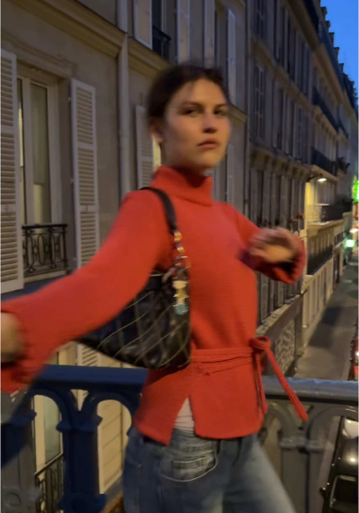 Someone can teach us the dance pls