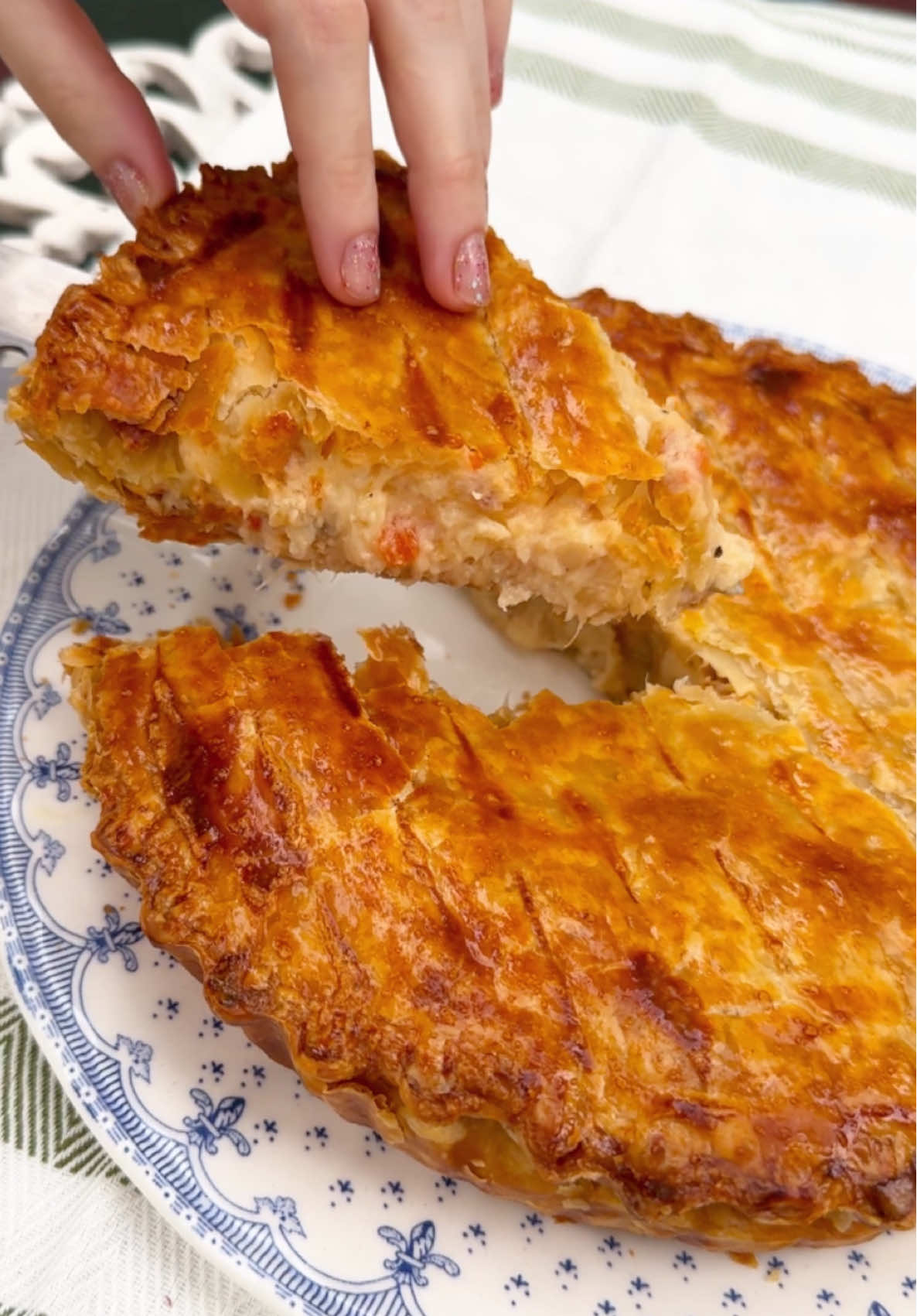 Cozinhando com Lucinha, edição: Tudo com Palmito 🥧 TORTA DE PALMITO Ingredientes: - 500g de palmito picado (sem contar o líquido) - 1 cebola grande picada - 3 dentes de alho (ou o quanto quiser) - 1 tomate picado - 1 xícara de azeitona em rodelas - Azeite ou óleo pra refogar - Sal e pimenta do reino a gosto - 300ml de leite misturado com 2 colheres de sopa de farinha de trigo  - Catupiry à gosto (usei 250g), pode fazer sem também  - Massa folhada (o suficiente pra cobrir toda a sua forma e fazer a “tampa” da torta) - Uma gema de ovo para pincelar O tempo de forno pode variar do tamanho da sua torta e do seu forno também, mas para pré assar a base da massa eu deixei por 8 minutos a 200°C e depois assei ela tampada por mais uns 20 minutos a 200°C até ficar BEEEEM dourada. Você também pode incrementar colocando queijo mussarela, requeijão, cheiro verde e até frango desfiado, o céu e o limite e não tem como isso aqui ficar ruim. OBS: minha forma é de fundo removível e tem 24cm de diâmetro. #receita #torta #palmito #cozinhandocomlucinha #receitasimples #humor 