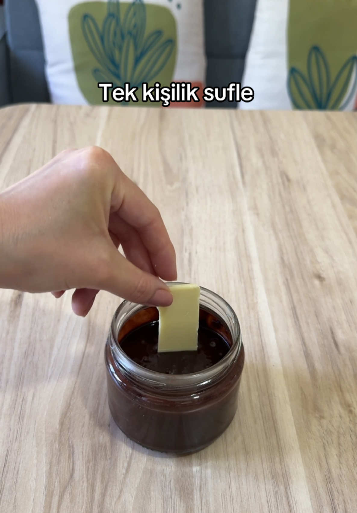 Tek Kişilik Sufle (Kupa Suflesi) Malzemeler: 	•	1 yumurta 	•	2 yemek kaşığı şeker 	•	1 yemek kaşığı sıvı yağ 	•	3 yemek kaşığı süt 	•	1 yemek kaşığı kakao 	•	3 yemek kaşığı un 	•	1 çay kaşığı vanilya 	•	Yarım çay kaşığı kabartma tozu 	•	1 çimdik tuz 	•	Çikolata Yapılışı: 	1.	Yumurtayı ve şekeri kupada çırpın. 	2.	Sıvı yağ ve sütü ekleyip karıştırın. 	3.	Kakao, un, vanilya, kabartma tozu ve tuzu ekleyip iyice karıştırın. 	4.	Karışımın ortasına çikolata koyun ve kaşıkla hafifçe içine bastırın. 	5.	Bir tencerede su kaynatın. 	6.	Kupayı (veya ısıya dayanıklı kasenizi) tenceredeki suya yerleştirin. (Su, kupanın yarısına kadar gelmeli.) 	7.	Tencere kapağını temiz bir bezle sararak kapatın. 	8.	Orta ateşte yaklaşık 10 dakika pişirin. Afiyet olsun🥰#fypシ゚ #akım #tarif #kesfet 