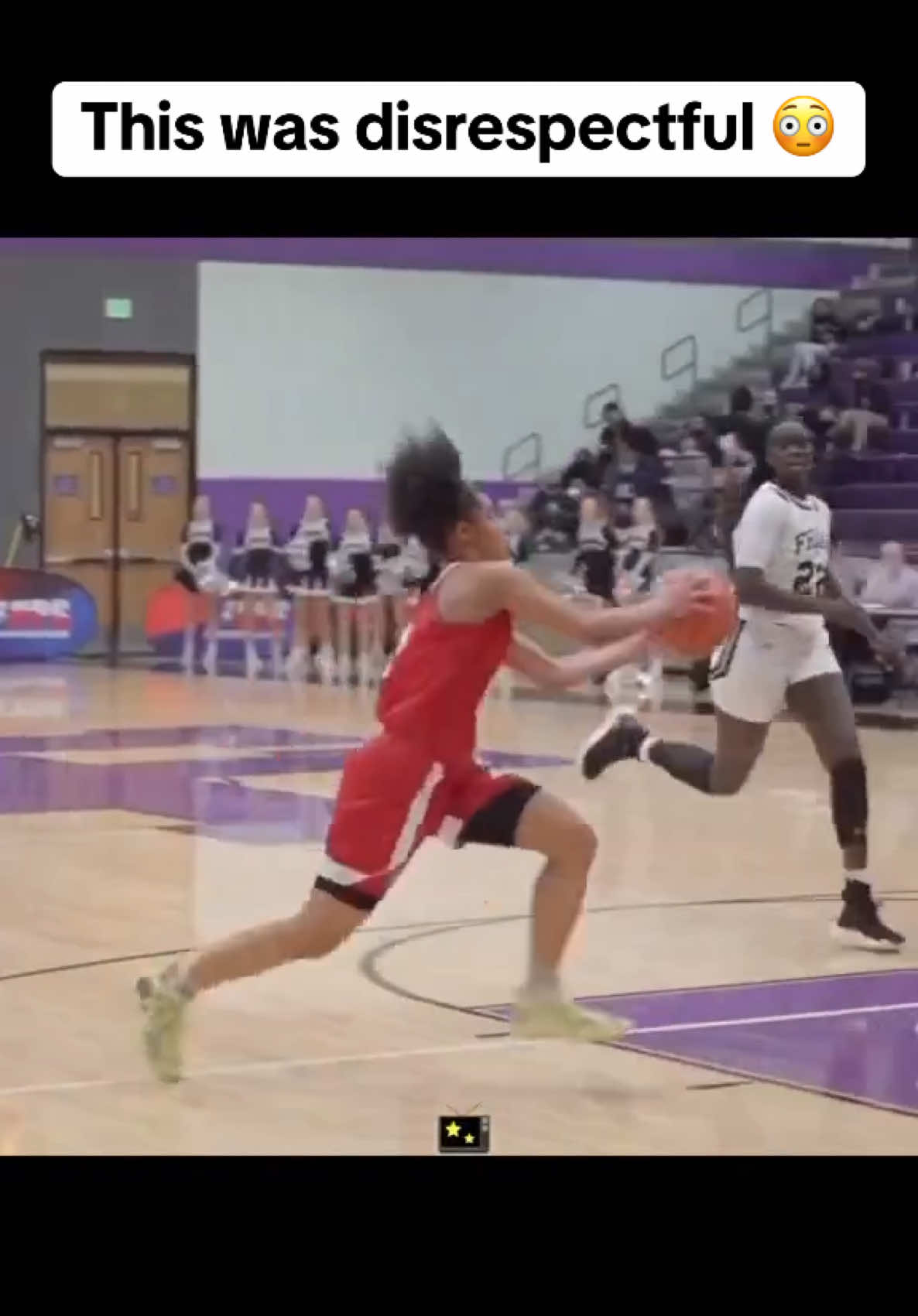 Pass fake ankle breaker is CRAZY work 🤯 (via @Stargazing Media) #basketball #pass #crossover #anklebreaker #score #bucket #passfake #highschoolbasketball #highschoolsports #athlete #sports #highlight 