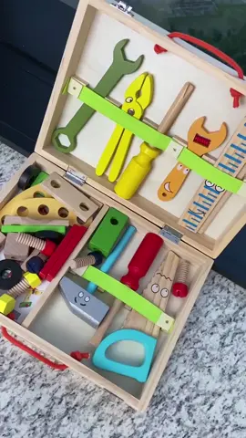 🛠️✨ BORA BRINCAR DE MESTRE DAS FERRAMENTAS? 🎉👷‍♂️ Essa maletinha Montessori vem recheada de ferramentas pra criançada soltar a criatividade e meter a mão na massa! 🪚🔧 🎒 Feita em madeira, fácil de carregar e cheia de atividades pra desenvolver coordenação motora e imaginação! 🚀💥 #montessorieducation #montessori #brinquedodemadeira #diversao #kids #kidivertido #crianca #toy