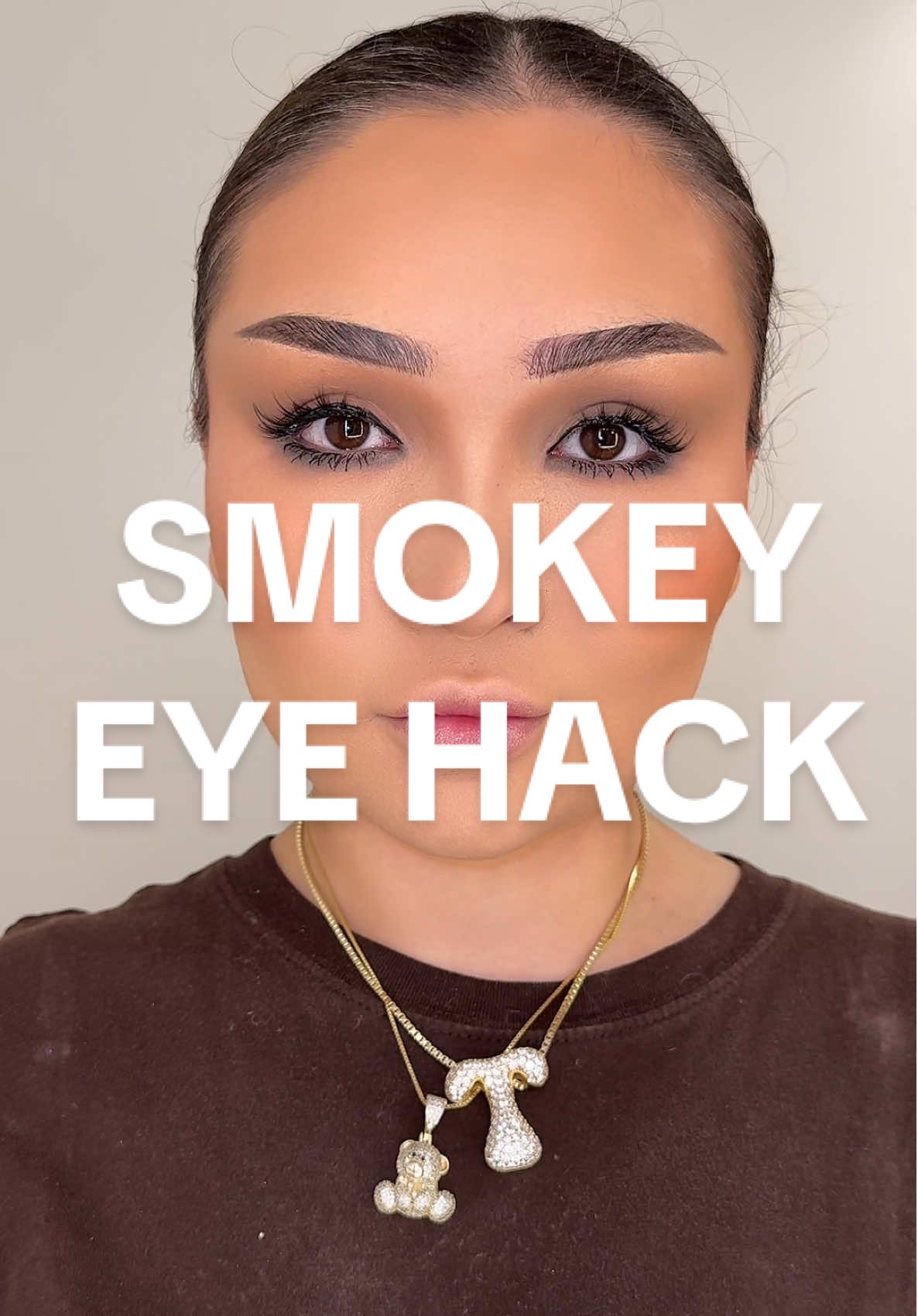 Smokey eyeshadow hack using only cotton sticks ✔️ #eyeshadowhacks #smokeyeye #makeuphacks #makeuptips #beautyhacks #beautytips #beautyhack 