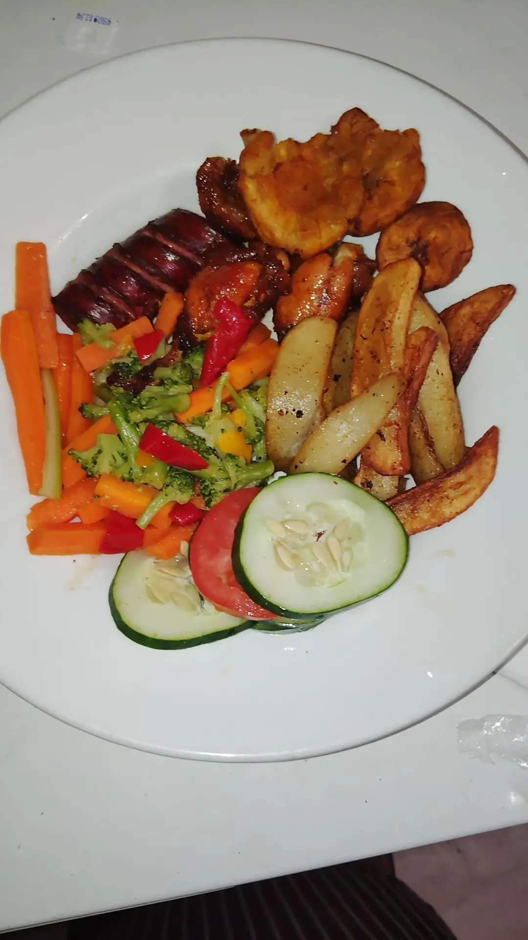 hot and spicy wings, smoke sausage, sweet plantains, potato wedges and veggies medley.#fypシ #frommykitchen #pounou #pourtoi #foodporn #Foodie #foodasmr #fritay #fritaylakay #haitiankitchen #views #vues #togoplate #geniebeautelle 