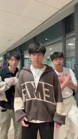 Los tres más coordinados🤣 @Rong Jie @🧸HAO🤎  #fyp #trendingvideo 