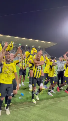 🤩 فابينهو يقود اللاعبين لـ الاحتفال مع جماهير ‫#الاتحاد‬ بعد تحقيق الدوري 🔴 اجواء ولا أحلى .. واستمتع بالمشاهدة  #spl #علاء_سعيد  ‫#الاتحاد_الرائد‬ ‫#الاتحاد_بطل_اقوي_دوري‬  