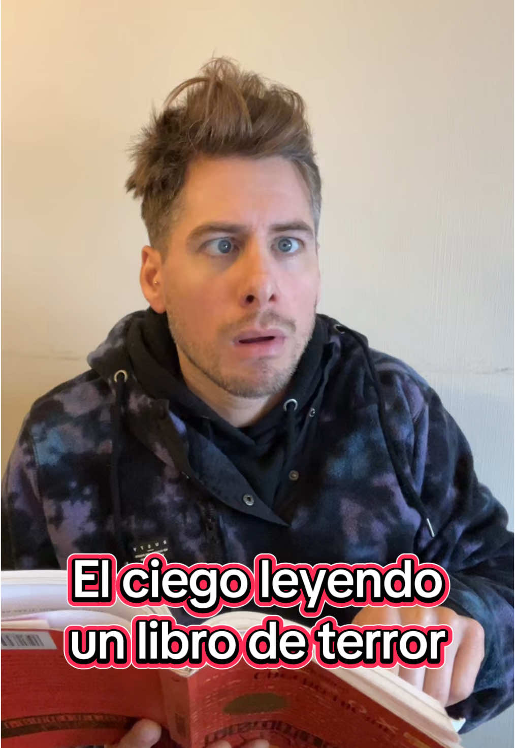 El ciego leyendo un libro de terror