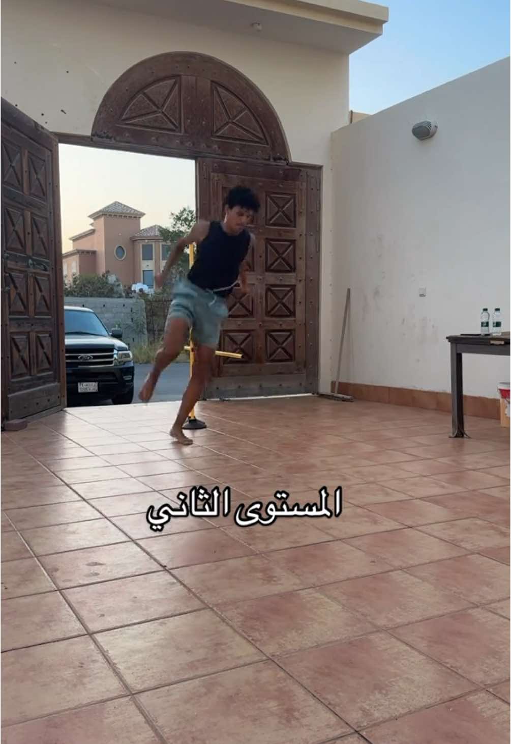 احفضوه جربوه ارسلوه لي احد ممكن يستفيد حاولو أول ما تلمسون  الأرض تحاولون  تنطون الجهة الثانية ما تطولون في الارض على طول  اول ما انزل انط الجهة الثاية  هاذي التمارين مو بس تزيد الخفة  تزيد السرعة و تخليك تنط اعلى و تقلل وقت الاتحام في الارض  العدادات و الجولات     خمسة الى ثمانية نطات متواصلة ثلاثة او اربع  جولات  التمارين هاذي تزيد برضة من قوة وتحمل الاربطة والمفاصل اثناء تغير الاتجاة وهذا الشى يقلل من نسبة الاصابات 📈% العدات والجلسات   تنبية ❌❌للتوضيح هاذي التمارين للرياضيين اللي مستواهم متقدم و يبغون يطور من نفسهم  زيادة اذا عندك إصابات سابقة و لا قويت نسفك ولا سويت تأهيل رياضي هاذي التمارين خطيرة ممكن تجدد عليك الاصبات السابقة ❌❌ للمعلوية انا جاني  اصبات كثير التهاب في مفصل الحوض و التواء  في الكاحل ممكن في كل رجل ٤ مرات قطع في غضروف الركبة خلع في الكتف انزلاق غضروفي في اسفل الظهر  بعض الاصبات بي سبب حوادث و بعض اثناء ممارسة الرياضة كل هاذي الاصبات اتخطيتها بي التقويات و وتمارين الثبات والتوازن  والاطالة والتغذية السليمة اللي ابغى اوصلة لكم كل واحد فينا ممكن ينصاب لاكن كيف ترجع بعد الاصابة ممكن ما ترجع و ممكن ترجع اقوى من قبل لا تنصاب #دائما_خليكم_اقوياء  لي مزيد من تمارين الخفه و القفز و مزيد من التاصيل عن كل التمارين اللي في الفديو وفؤادها بالتفصيل مذكورة في القصص على ملفي التعريفي على قصه بعنوان( الخفه او الرشاقة )   <<< لي الاشتراكات وجدوال التمارين عن بعد  للمبتدئين او الرياضيين التواصل في الخاص  بدون معدات ولا نادي  بي وزن الجسم >>>>>>   #قفز #وزن_الجسم #قوة #كورة #plyometrics خفة #رشاقة #توازن #مرونه  