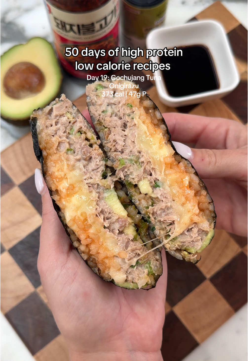 DAY 19: CHEESY GOCHUJANG TUNA ONIGIRAZU 🤤 See the link in my bio for the full recipe! 