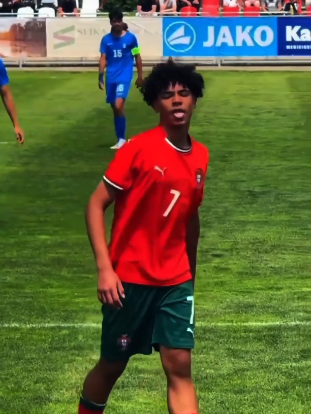 Some highlights of Ronaldo Jr in his latest match against Greece, which ended with a draw 1-1 ❤️‍🔥🇵🇹
