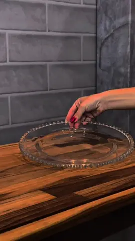 🍽️ Quando a mesa vira cenário. Com design elegante e bordas em relevo, esses pratos de cristal transformam qualquer refeição em um momento especial. Porque servir bem também é uma forma de encantar. ✨ #MesaPosta #PratoDeCristal #ReceberBem #DetalhesQueEncantam #ToqueDeSofisticação #EstiloÀMesa #CristalRefinado #HomeDecor #MesaElegante #DecoraçãoDeMesa #WolffStyle